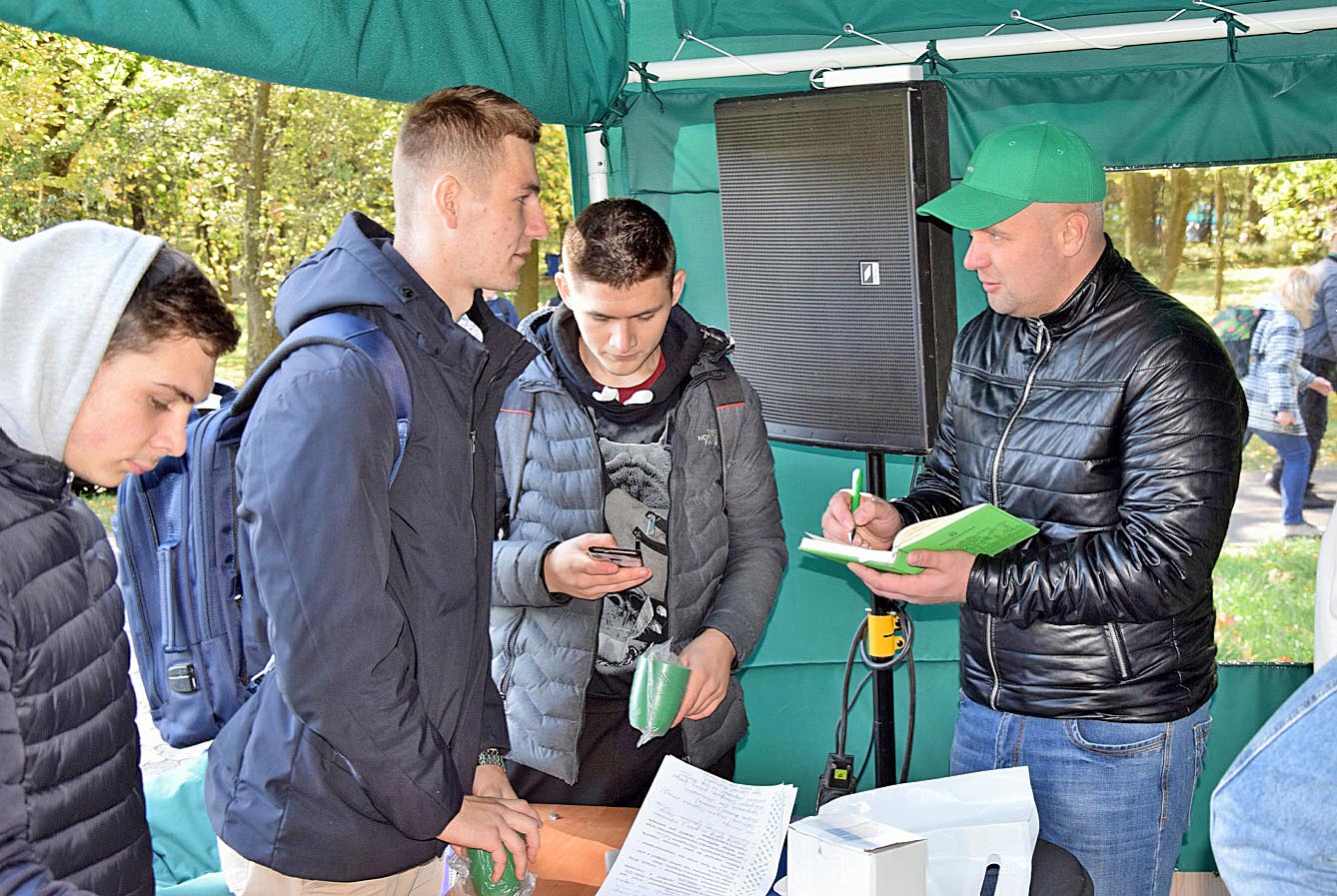 Менеджер виробничого навчання «Контінентал» Ігор Бортник (праворуч) працює зі студентами-аграріями на локації «Майбутнє «Контінентал». Фото автора